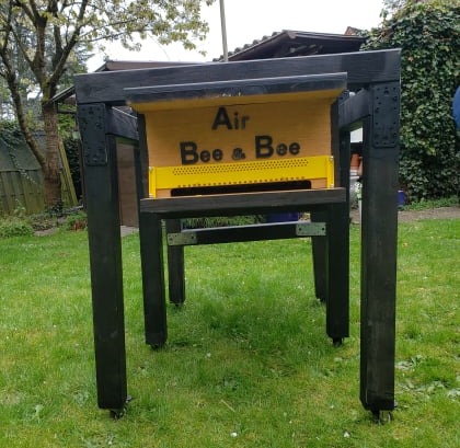 BeeBuddy - Bienenkiste im Gestell 1